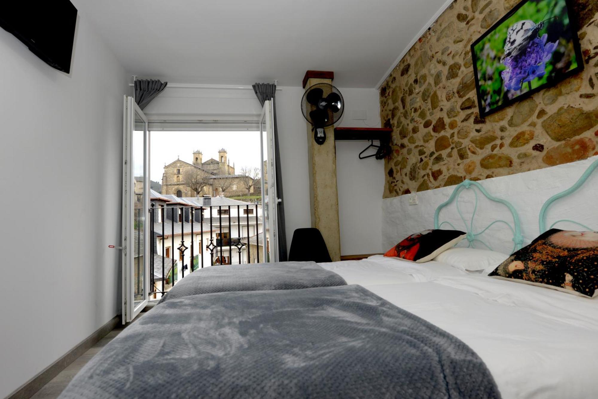 Hostel El Campano Villafranca Del Bierzo Exterior photo